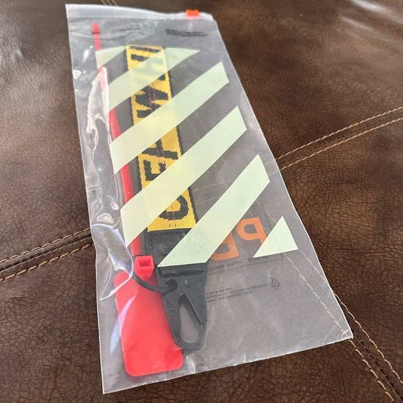 OFF-WHITE Industrial Keychain - Picture 2 of 6